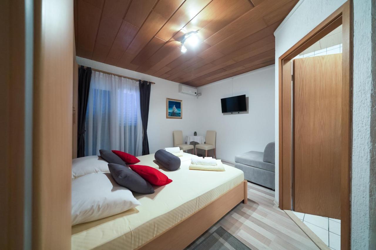 Lanterna Rooms Turanj Exterior photo
